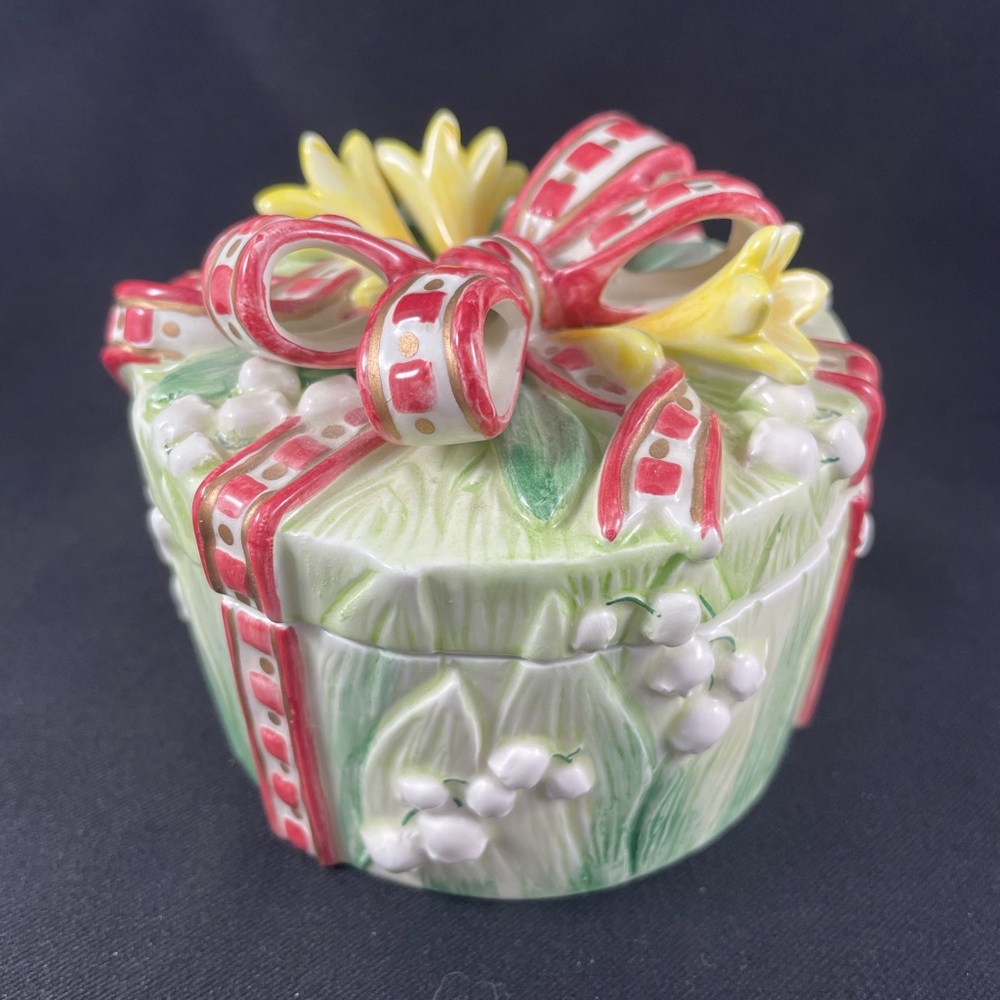 Vintage Fitz and Floyd  Ceramic Trinket Box with Red Bow